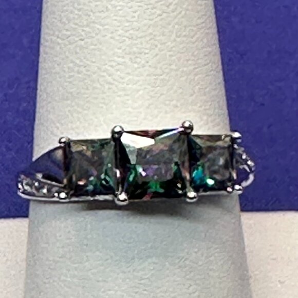 Silver-Tone Ring w/3 Emerald Cut “Mystic” Prong-Set Crystals.  Size 9. - Picture 3 of 15